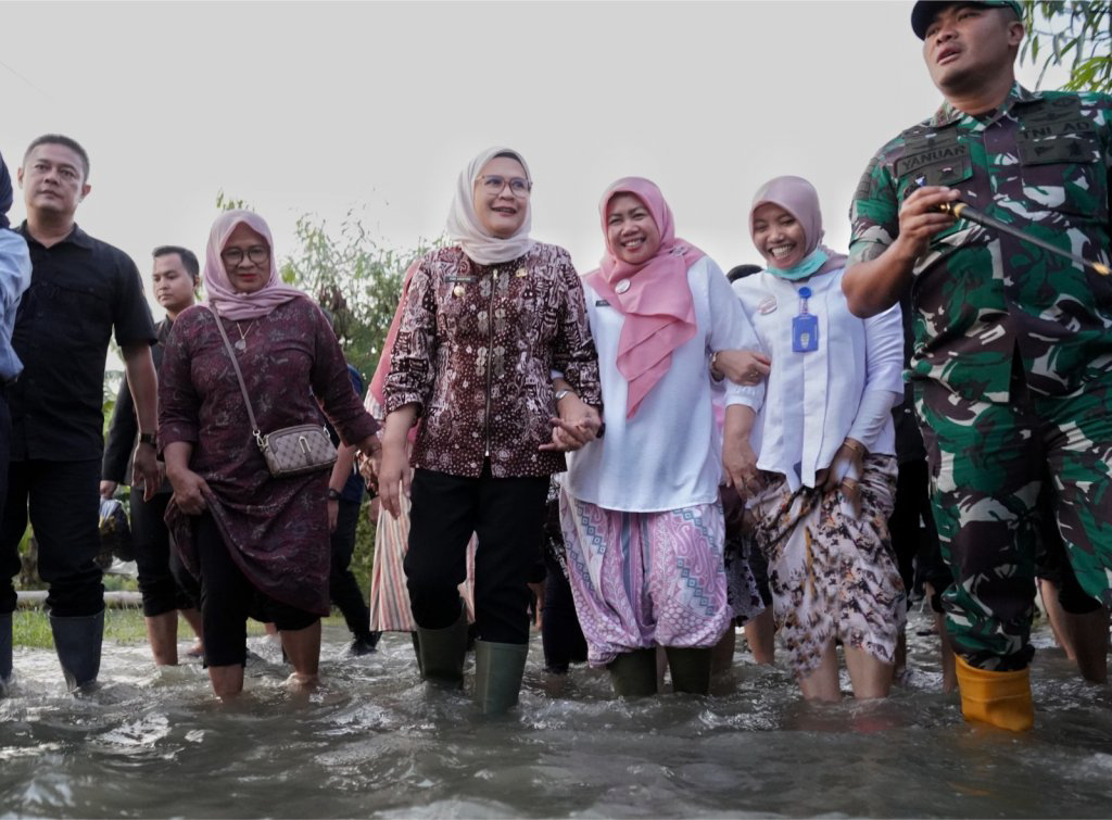 Kunjungi Lokasi Banjir, Bupati Indramayu Disambut Antusias Warga