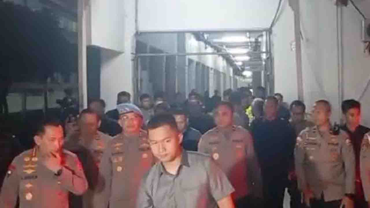 Kapolri Tiba di RSCM, Temui Keluarga Korban Ojol yang Meninggal